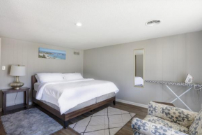 Modern Overland Park Home With king Bed